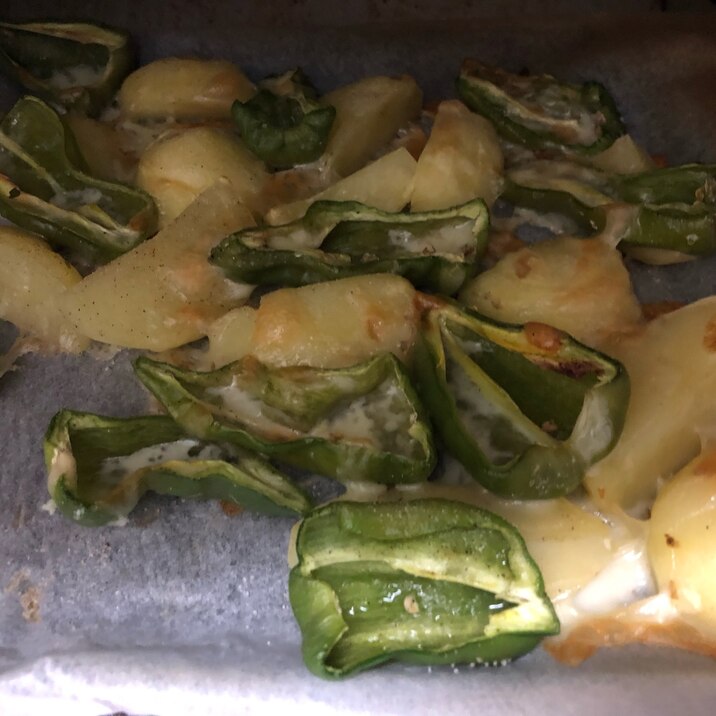 じゃがいもとピーマンのチーズ焼き